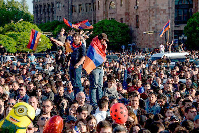 Митинг в Ереване. Миньоны