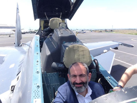 Никол Пашинян в военном самолете